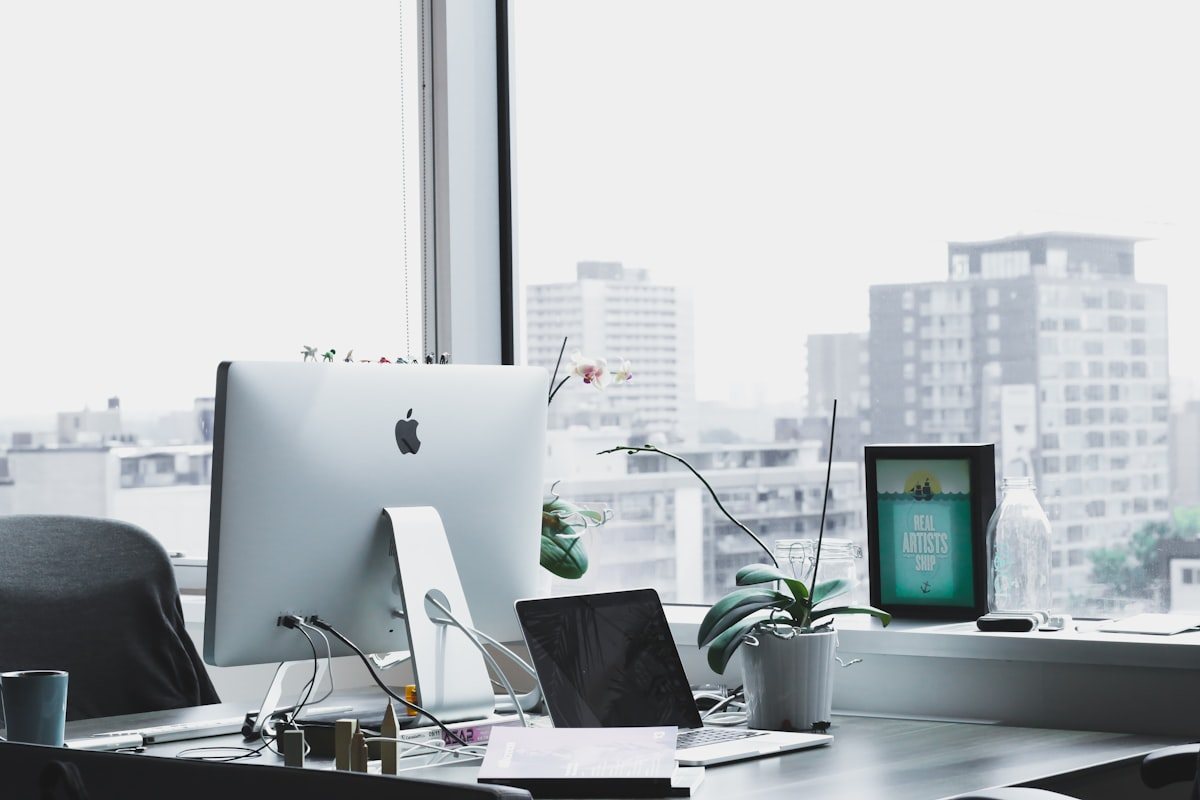 Postazione di lavoro in ufficio con vista sulla citta