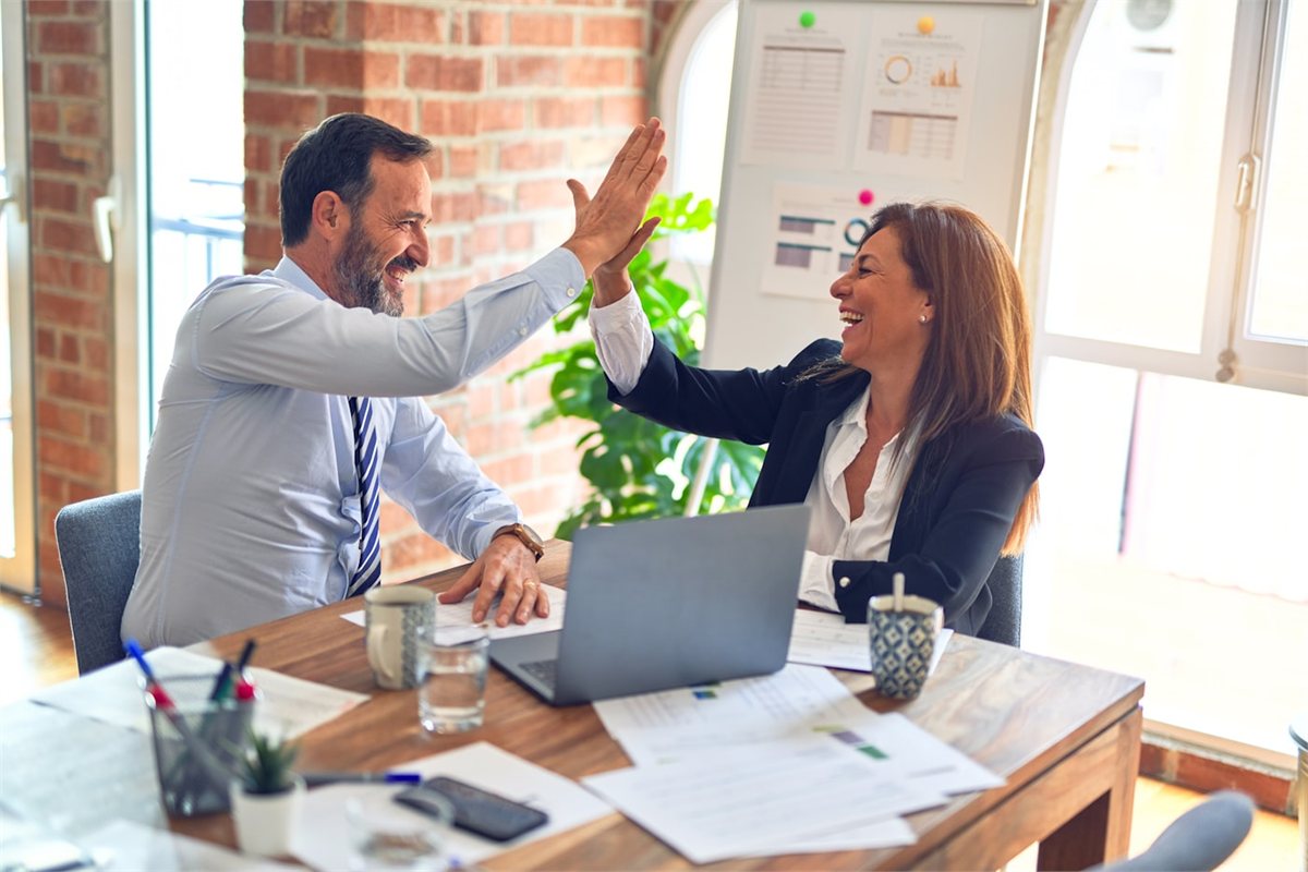 Collaborazione tra partner in ufficio