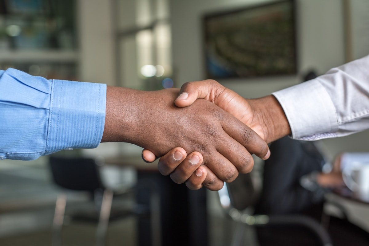 Stretta di mano tra partner commerciali