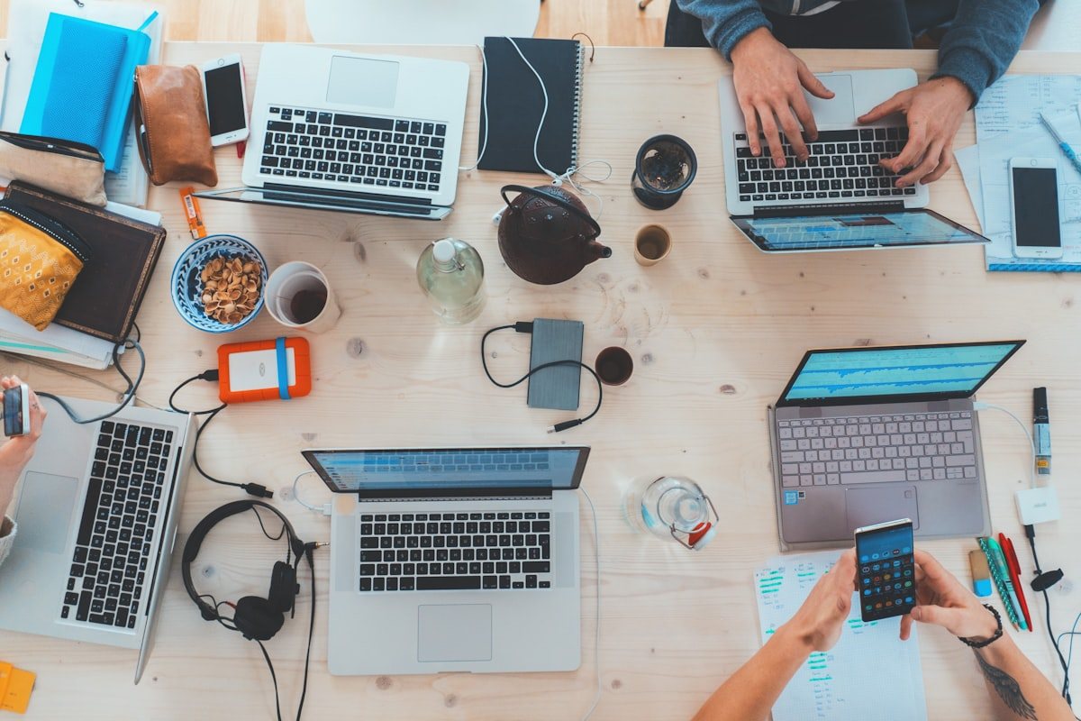 Postazione di lavoro con cuffie per la segreteria telefonica