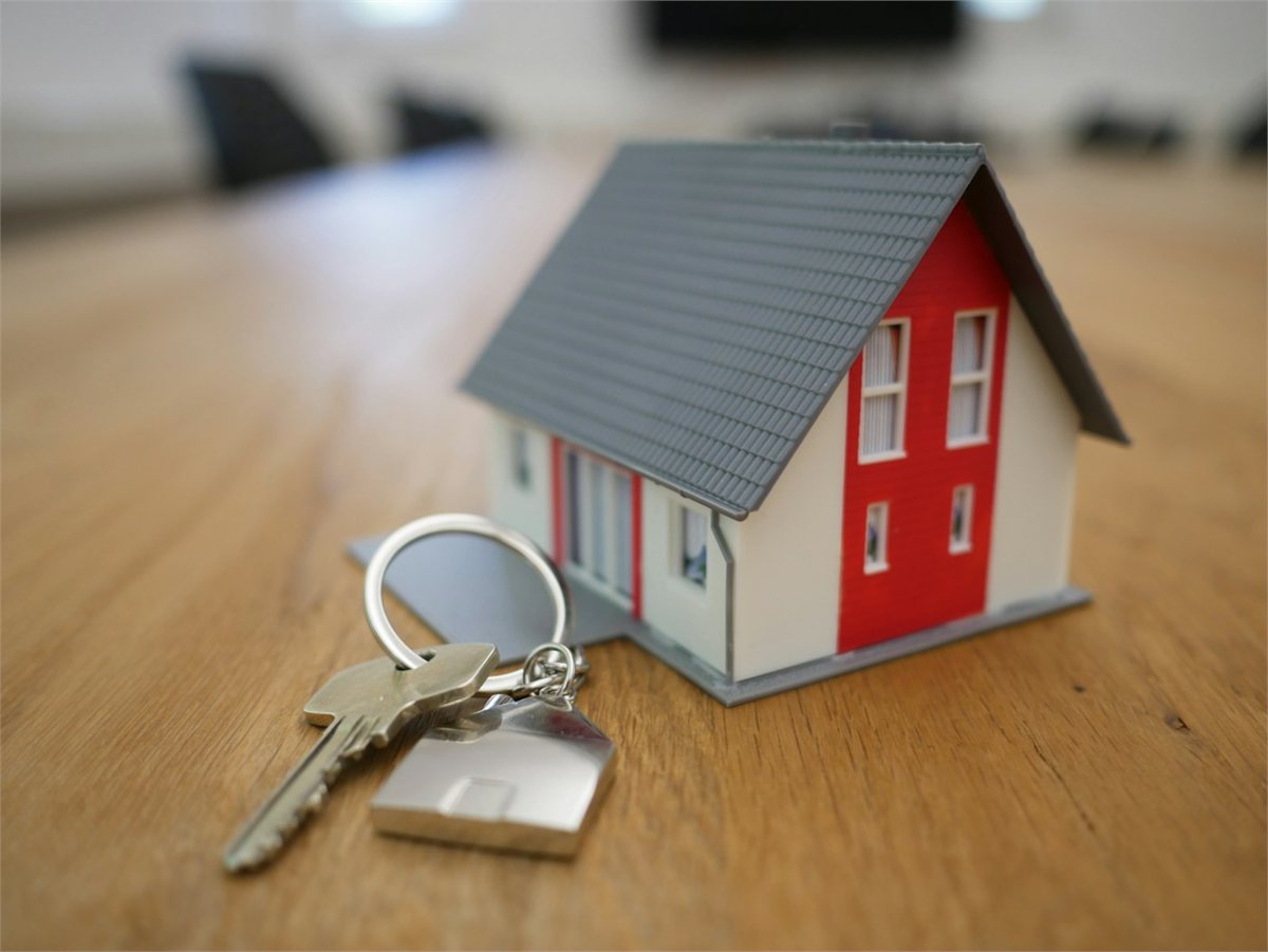 Agente immobiliare con la segretaria che risponde ai clienti